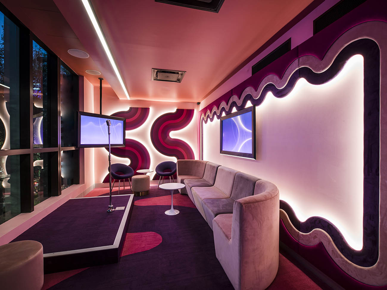 Phòng karaoke màu đỏ, tím, hồng của biệt thự 2 tầng